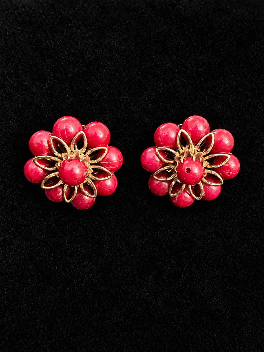 ⚜️ Coro Vintage Clip-on Earrings | Red Bead Flower Cluster | Gold-Tone 💗